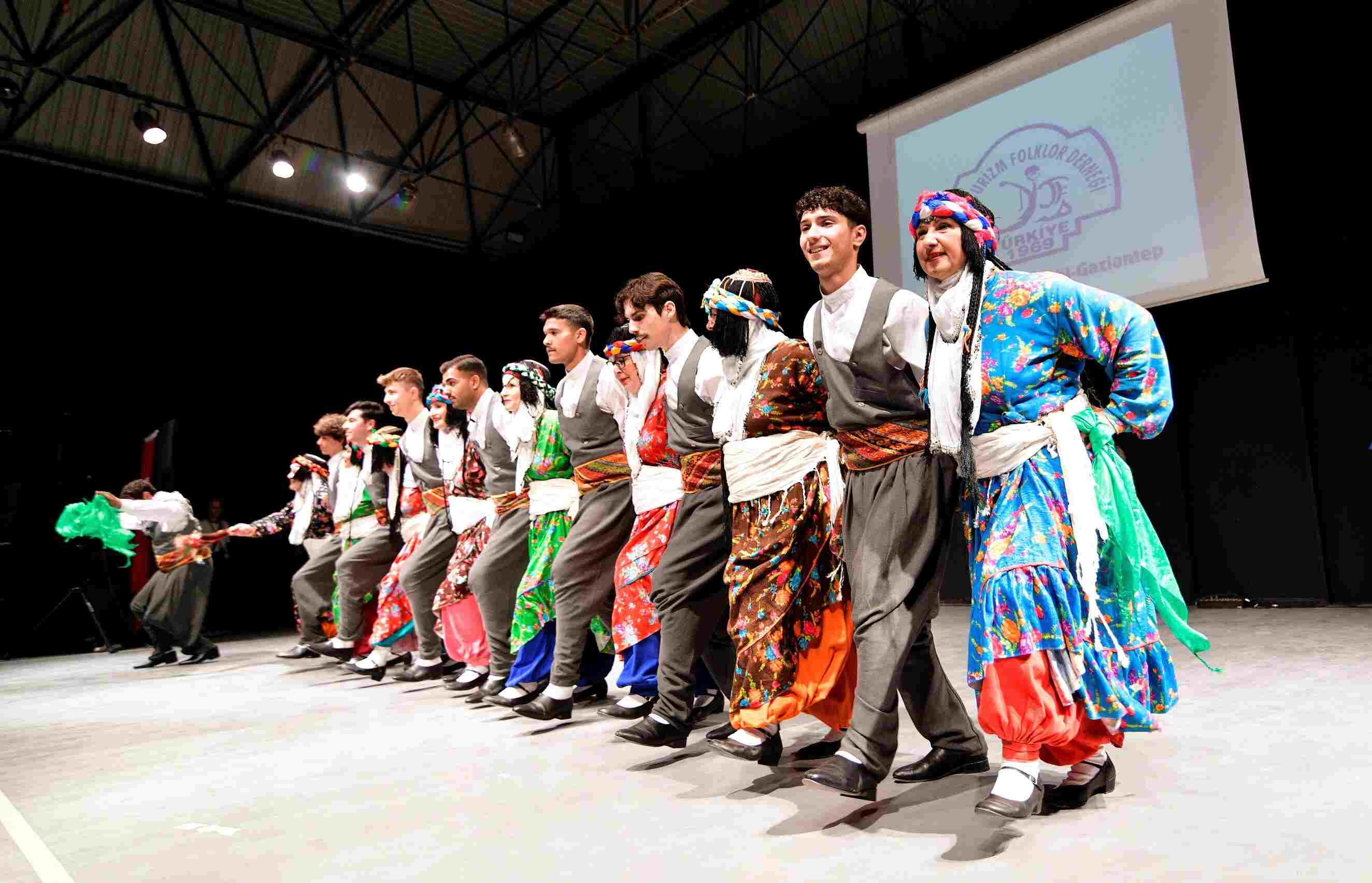 Sokaklar dansla şenlendi: İzmir Bornova’da festival heyecanı-1