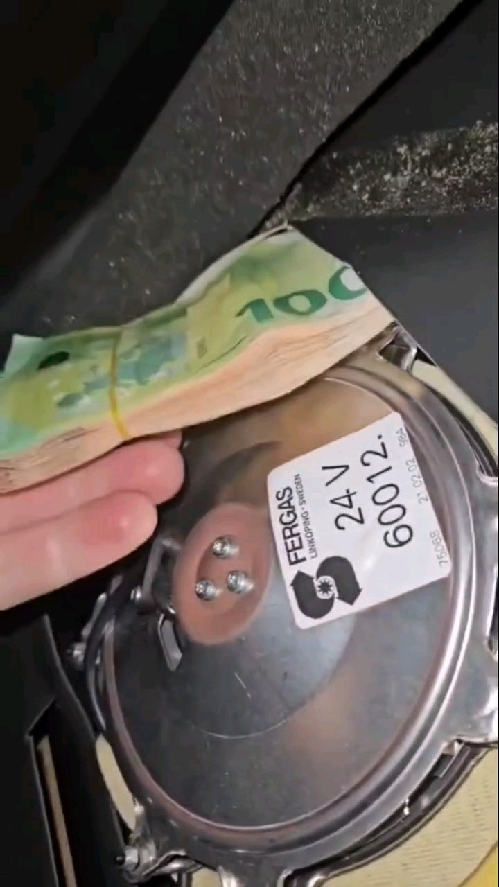 Buzdolabı ve kahve makinesi arkasına gizlenmiş 