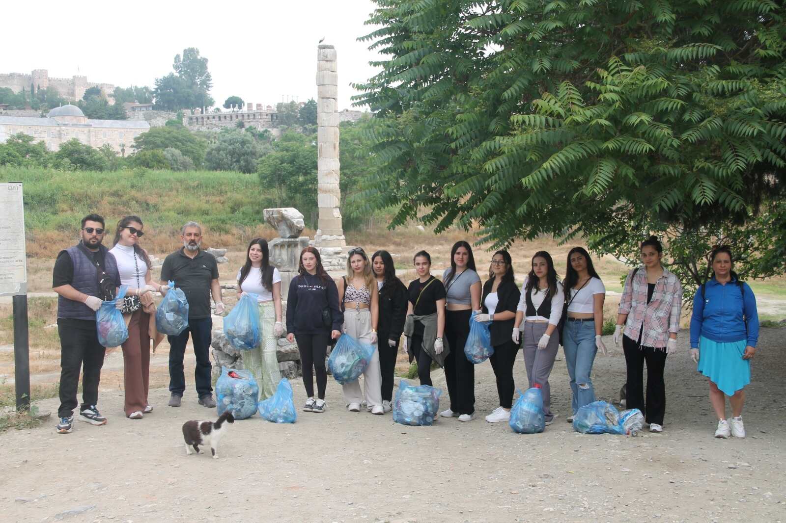 Efes Selçuk’ta tarihe saygı: Üniversitelilerden gönüllü temizlik