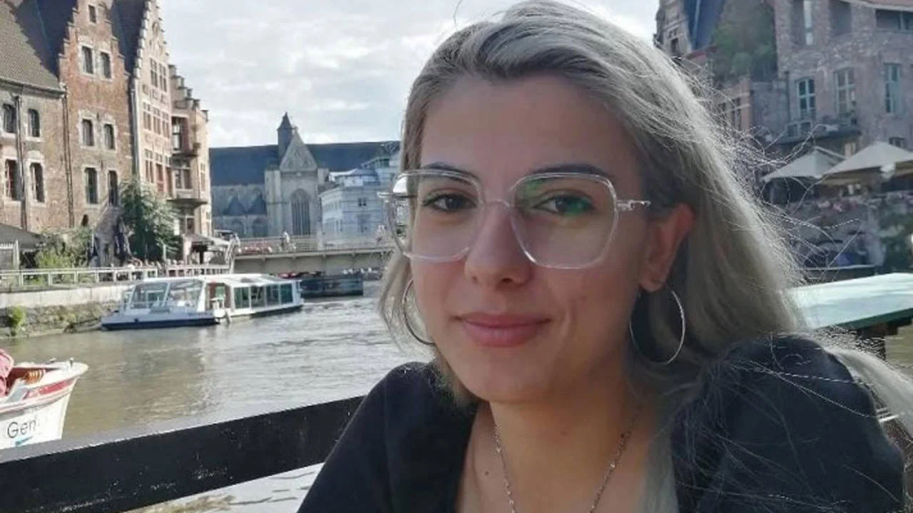 Esila Ayik Kimdir