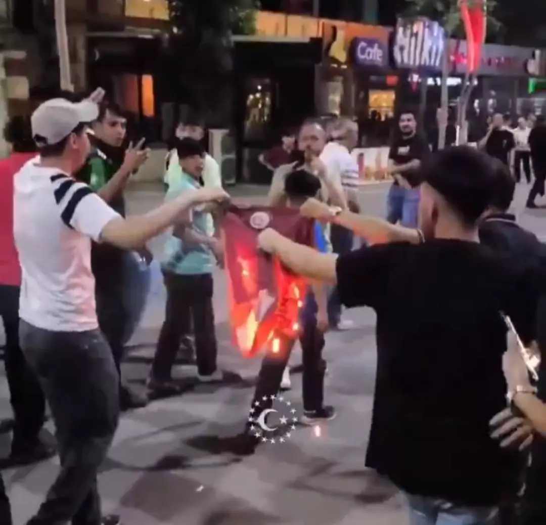 Sokak ortasında Galatsaray formasını yaktılar