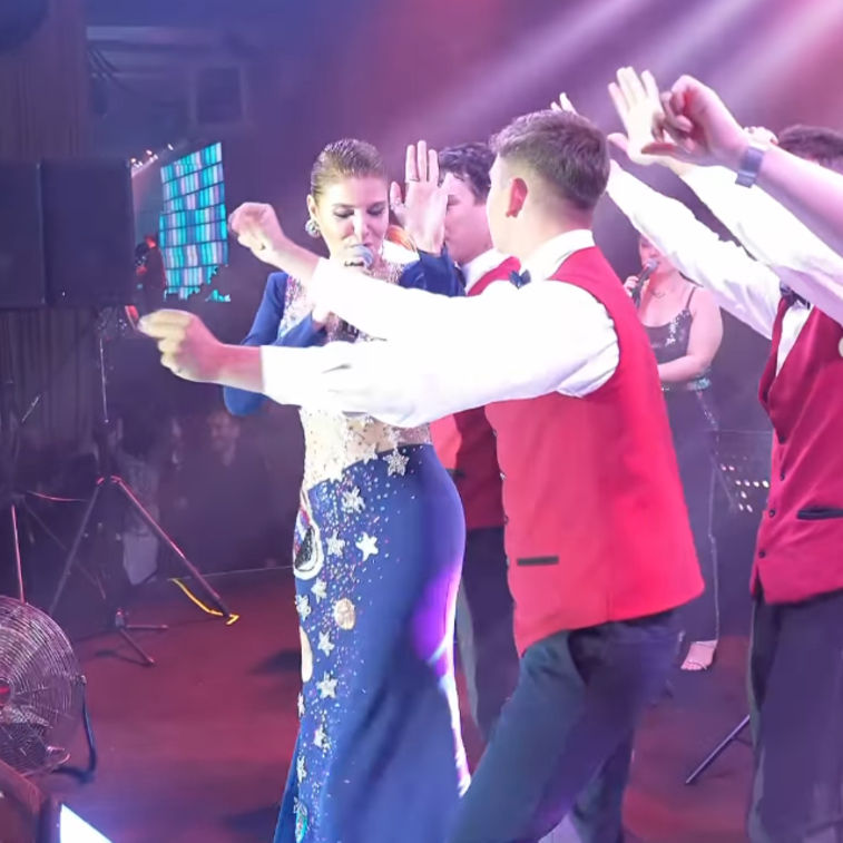 Servis ekibiyle birlikte dans etti