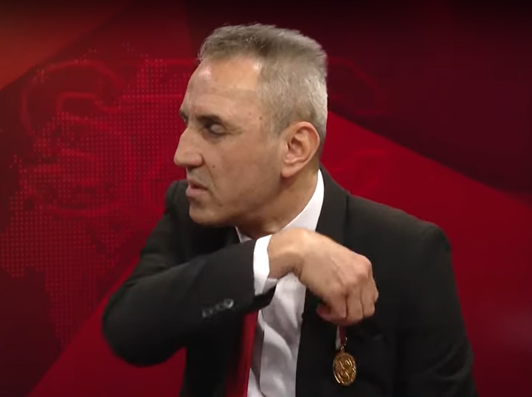 Madalyayı çıkardı