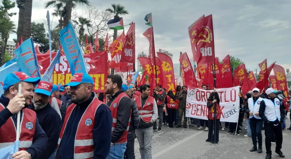 Yağmur havaya rağmen binlerce insan yürüyüşte