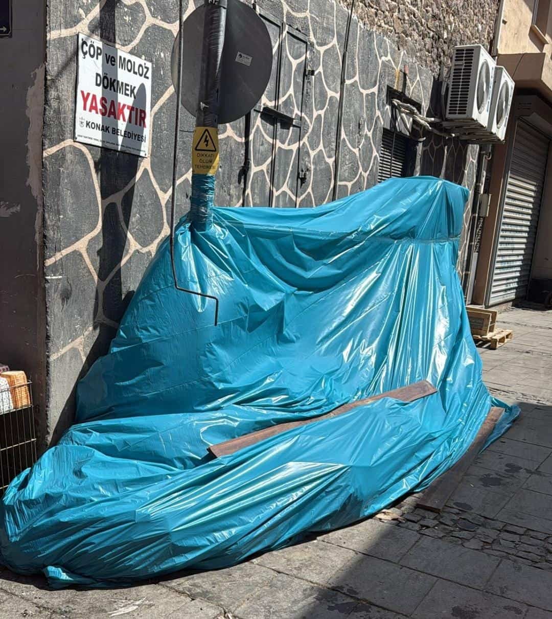 Konak'ta çöpler birikiyor