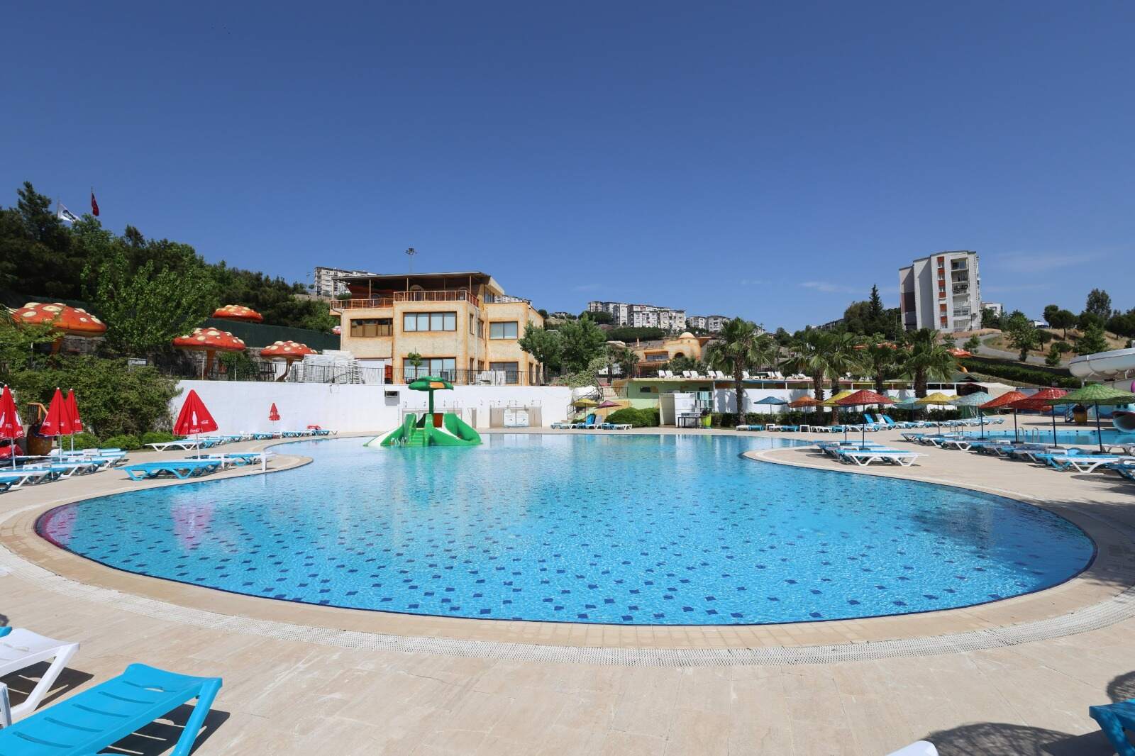 Karabağlar Aqua Yaşam Yüzme Havuzu