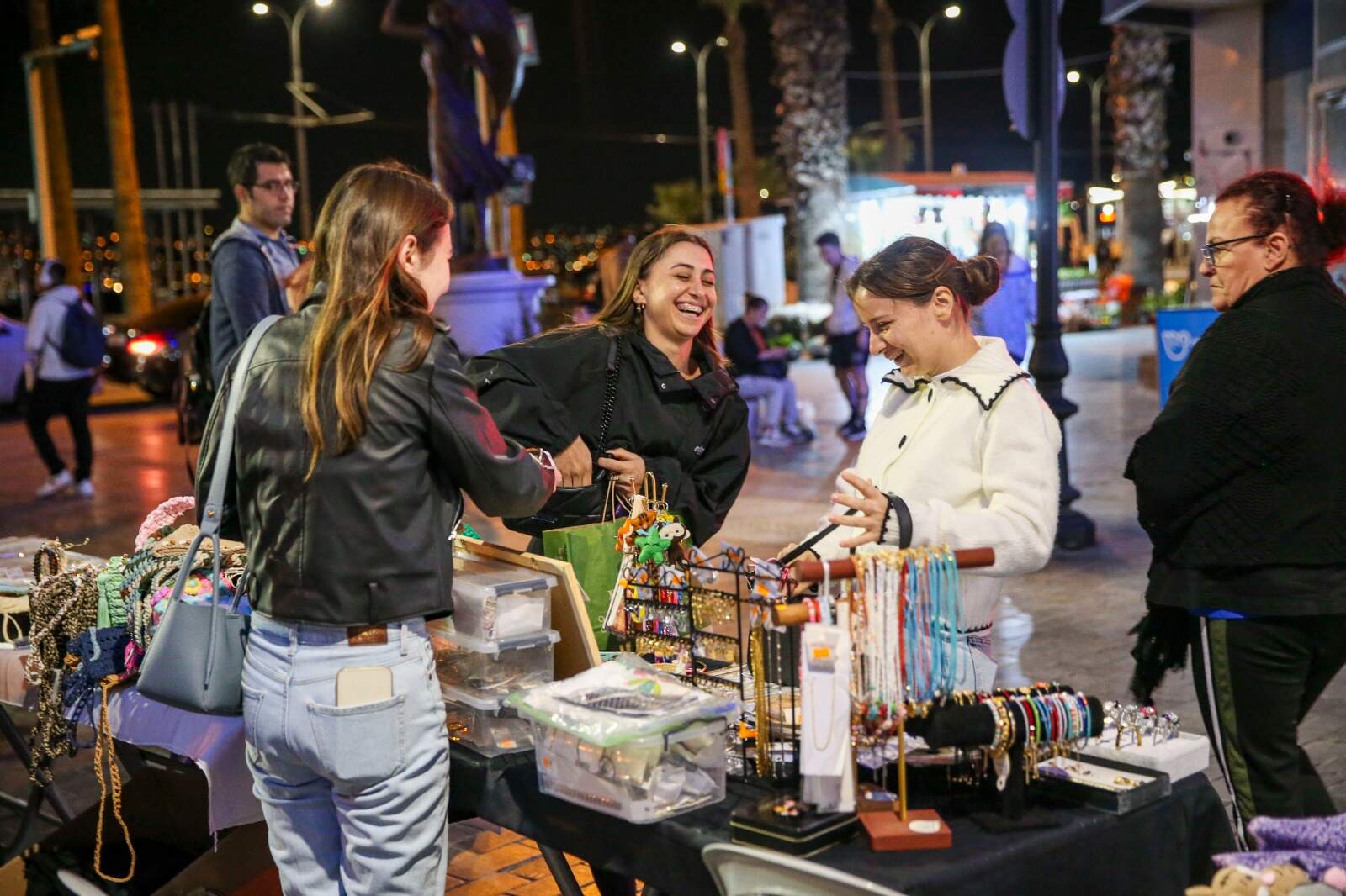 Karşıyaka gece pazarı