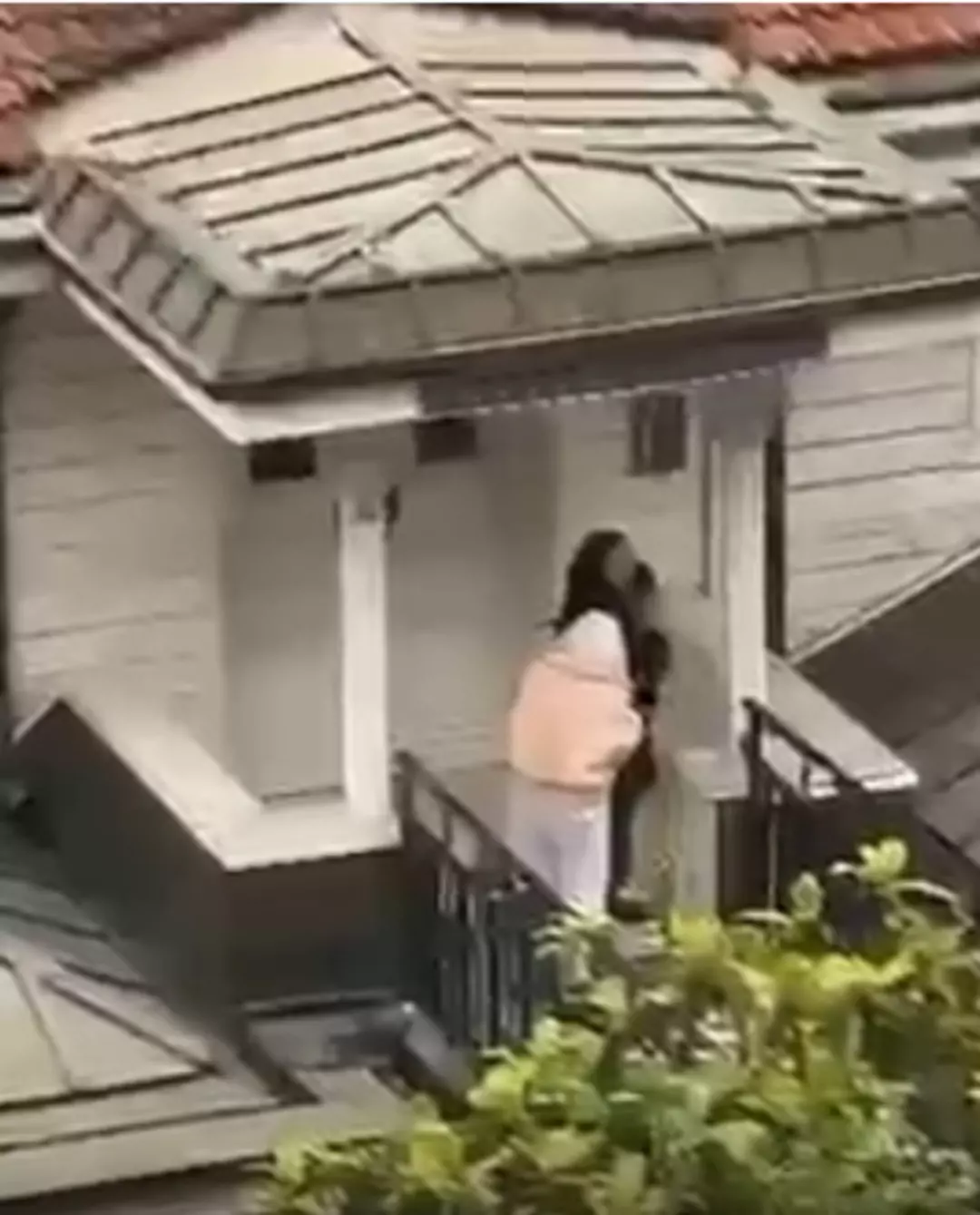 Kavga ettiği kişiyi iterek uzaklaştırdı