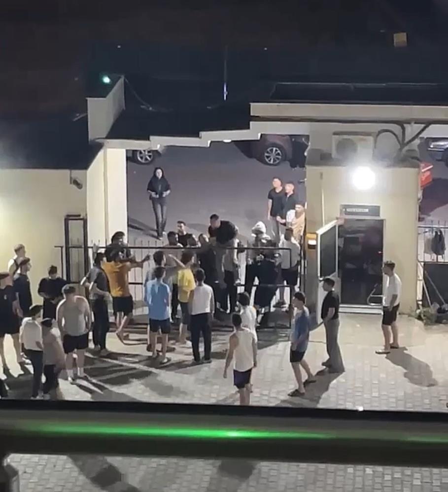 Kapıyı zorlayıp içeri girdiler