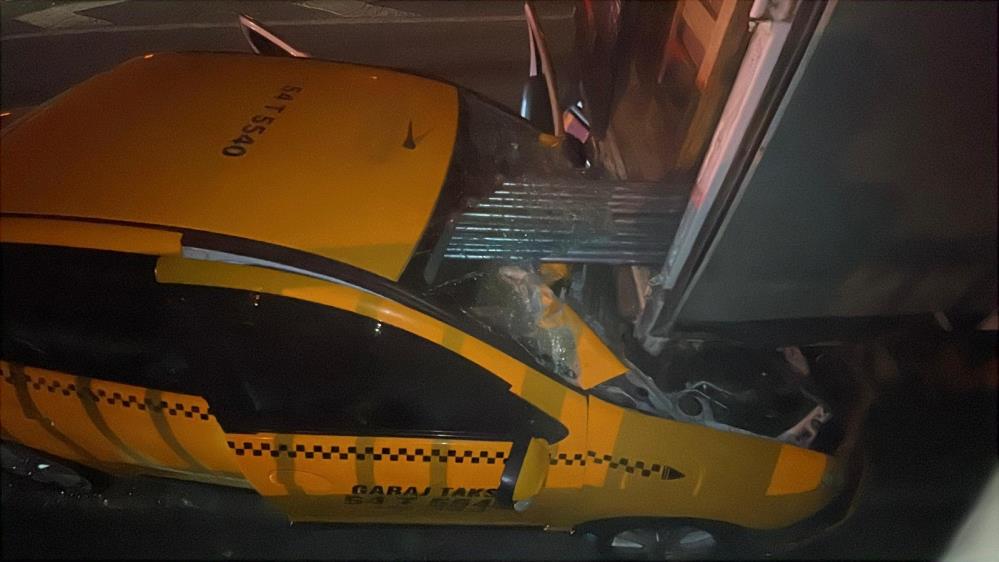 Demir borular taksiye saplandı