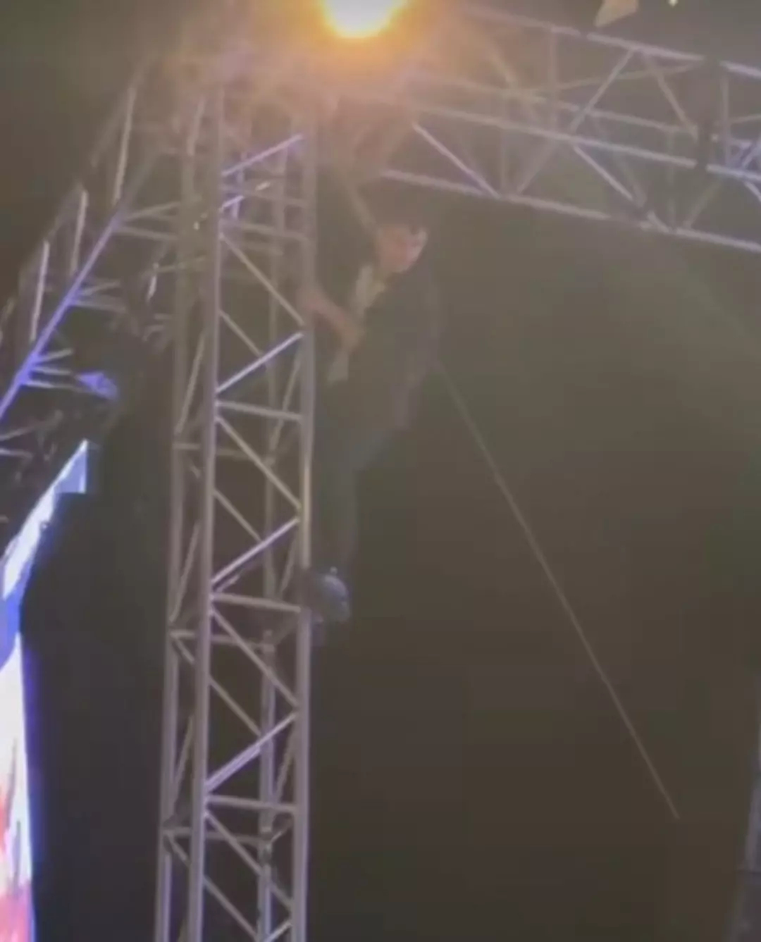 Bir hayranı sahneye tırmandı