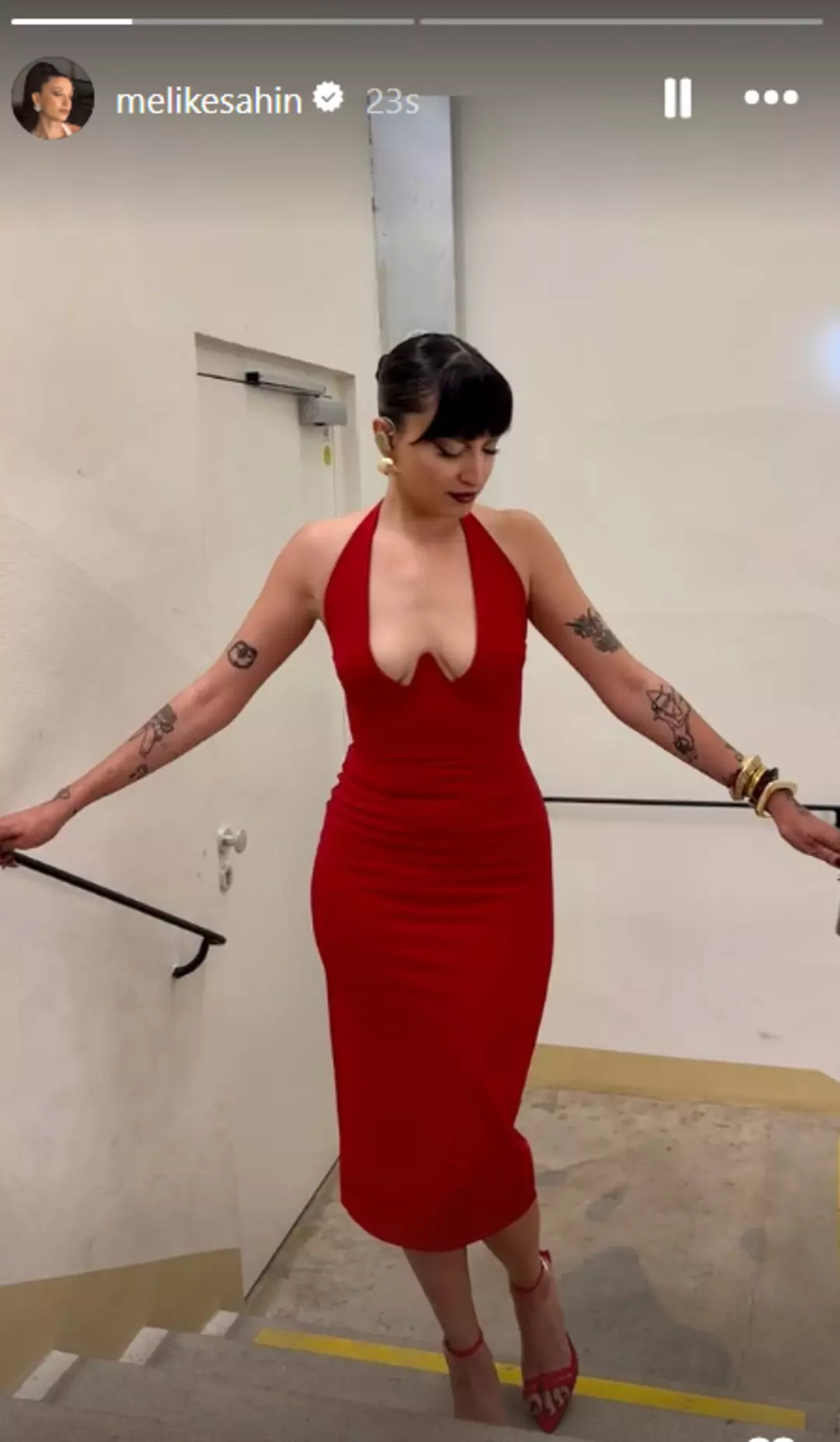 Dekolteli kırmızı elbiseyle poz verdi