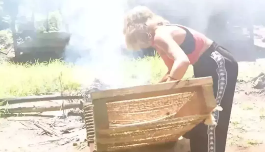 Sandalyeyi ve battaniyeyi yaktı