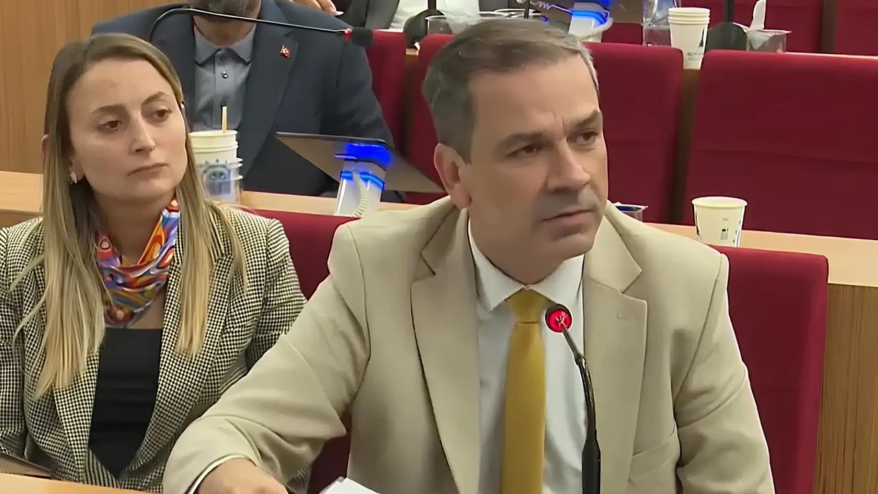 ‘Eskiden İmamoğlu gönderirdi şimdi Özgür Özel gönderiliyor’