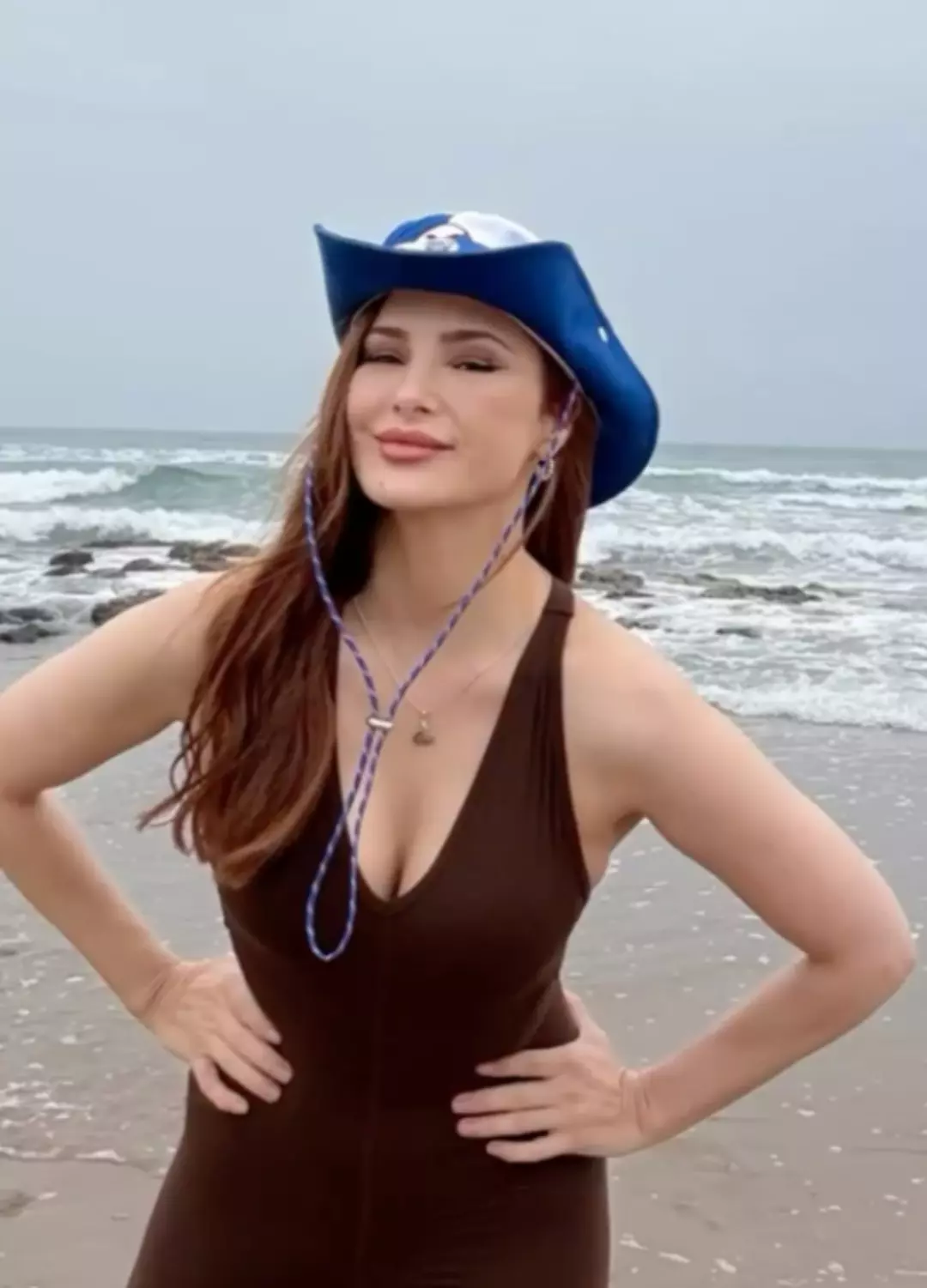 Spor kombini ve kovboy şapkasıyla poz verdi