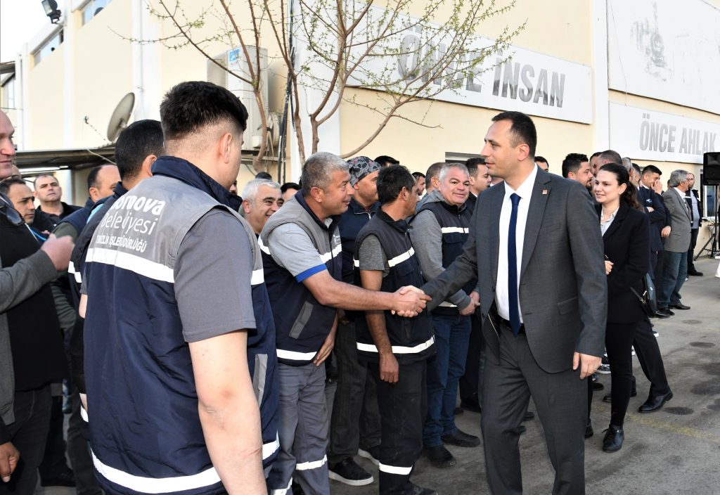 Ömer Eşki mesai arkadaşlarıyla