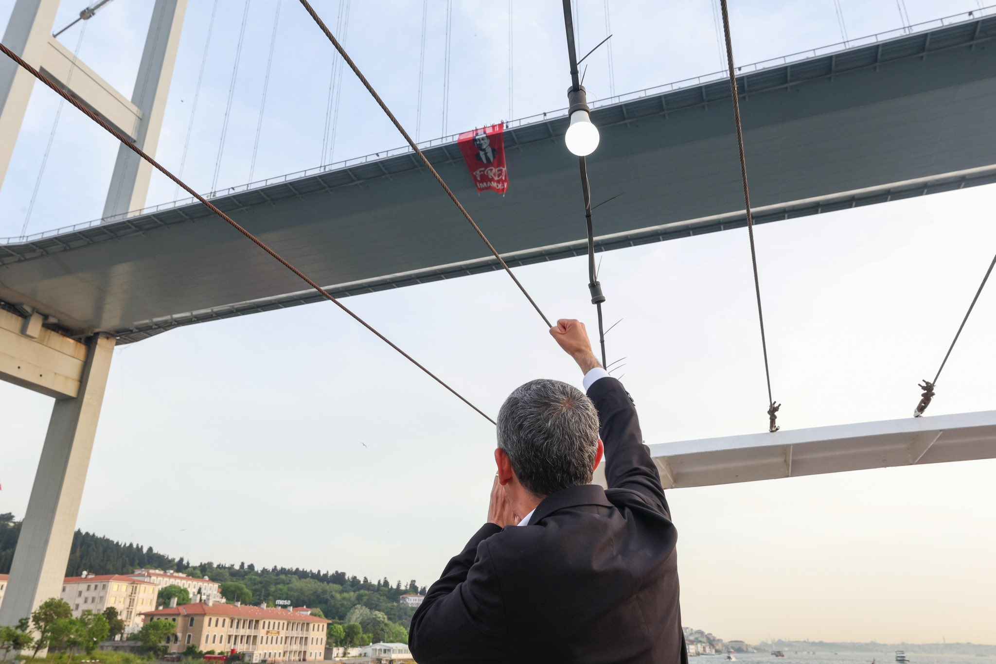 Özgür Özel İmamoğlu Pankart Boğaziçi Köprüsü