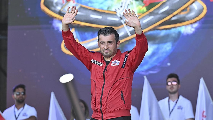 Selçuk Bayraktar Kıbrıs'tan Gençlere Seslendi Asla Vazgeçmeyin!