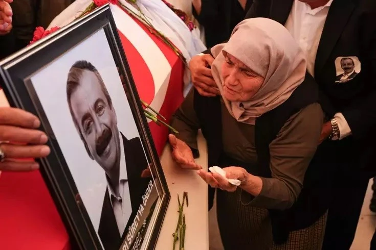 Annesi tabutun başında gözyaşlarına boğuldu