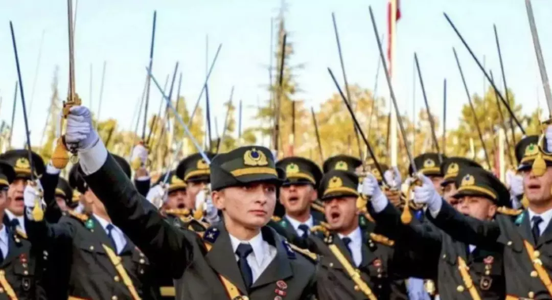 TSK’dan ihraç edilen teğmenler de konserdeydi