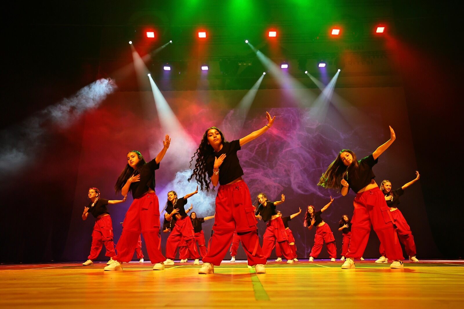 Minik dansçılardan görkemli bale ve zumba gösterisi-1