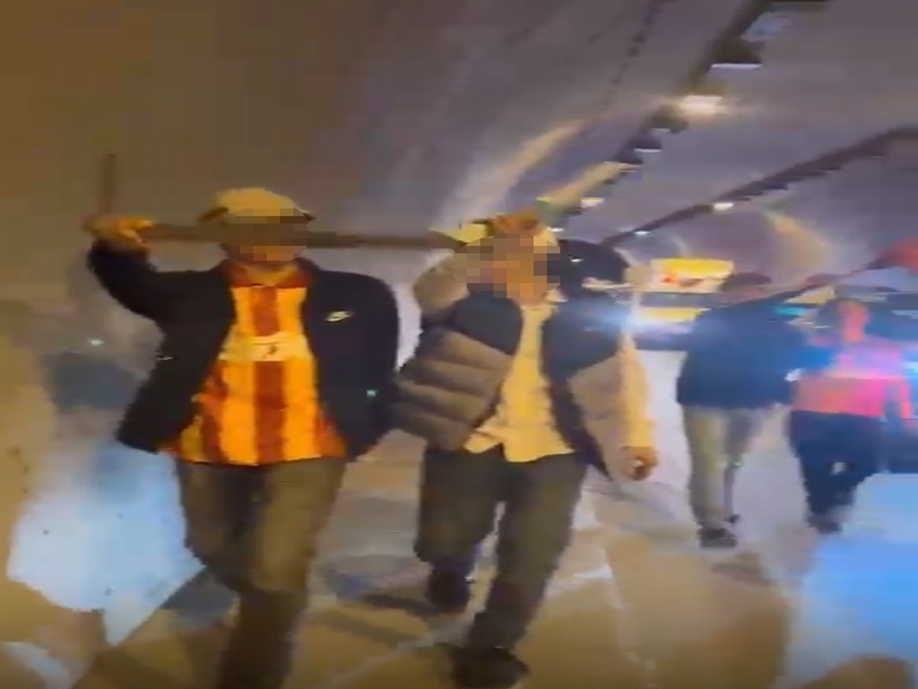 İzmir'de şampiyonluğu döner bıçaklarıyla kutlamışlard-1