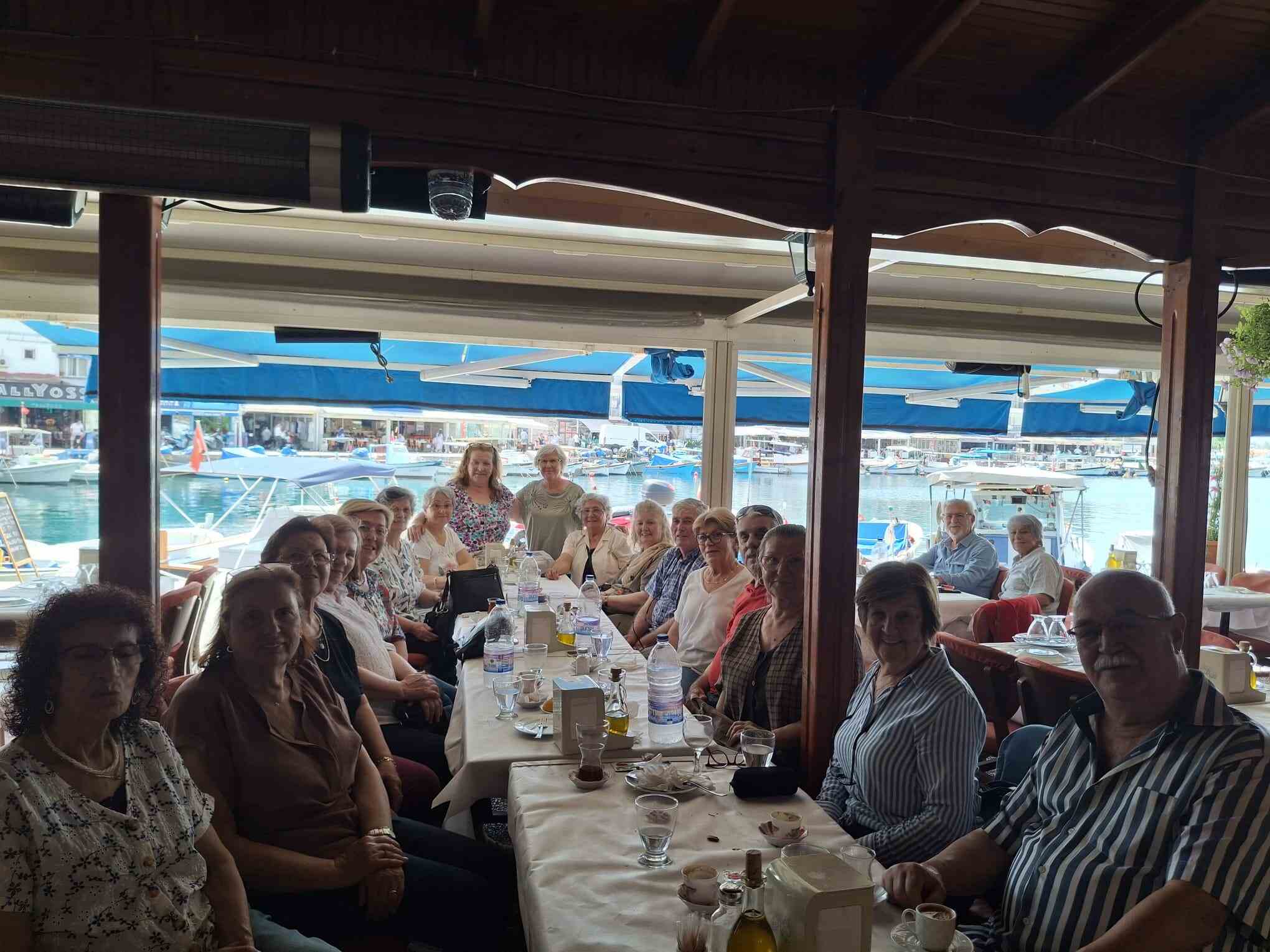 Adabelenliler Foça’da buluştu: Eğitim aşkı emeklilik tanımıyor-1