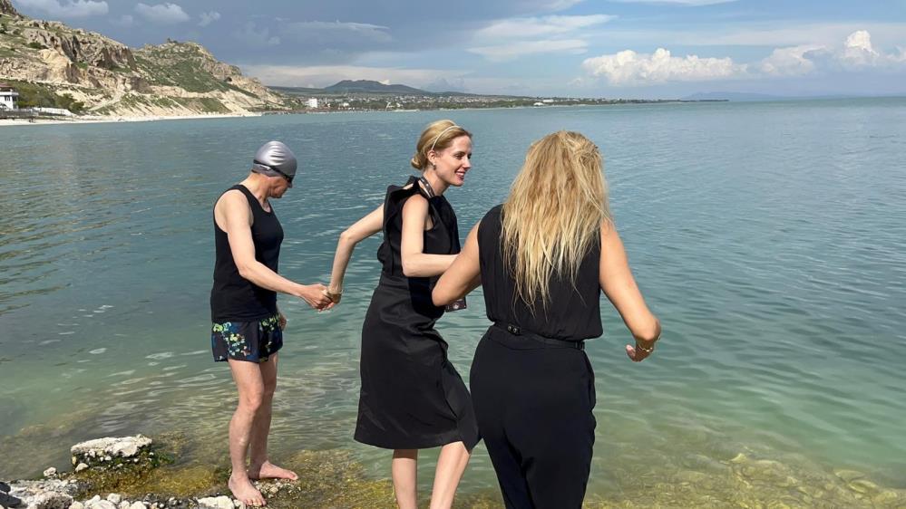 Sanatçılara ünlü isimler eşlik etti