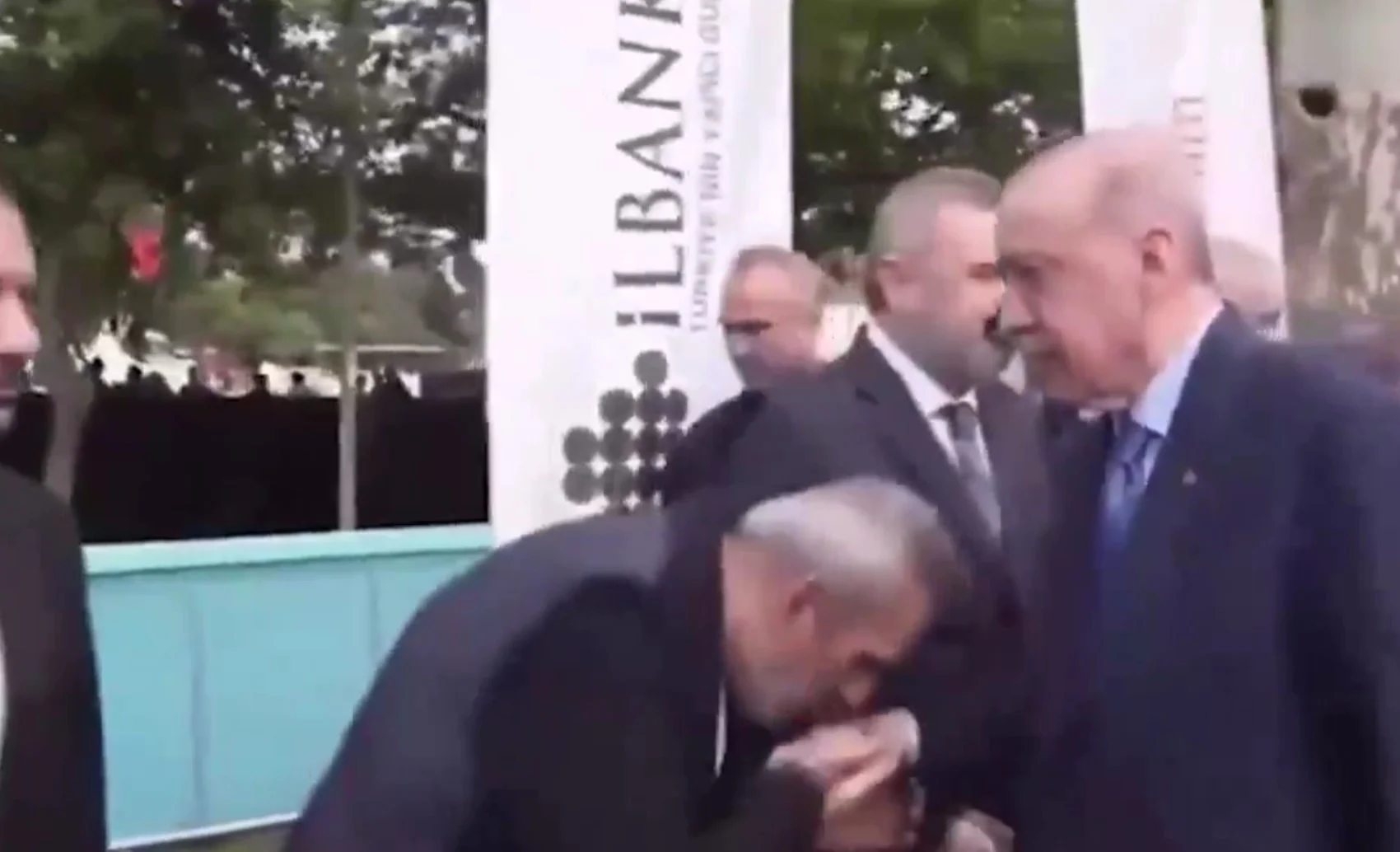 "Büyüklerin eli öpülür"