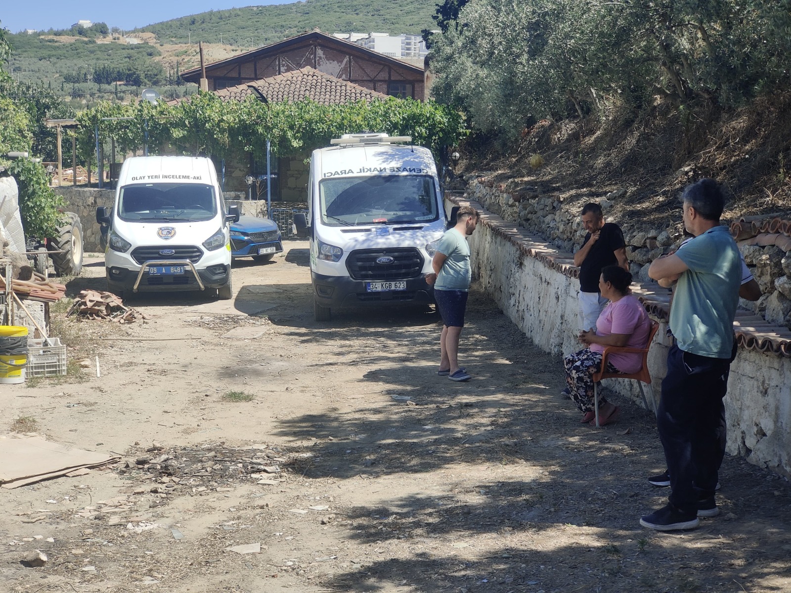 Silah sesini duyan kardeşi kanlar içinde buldu