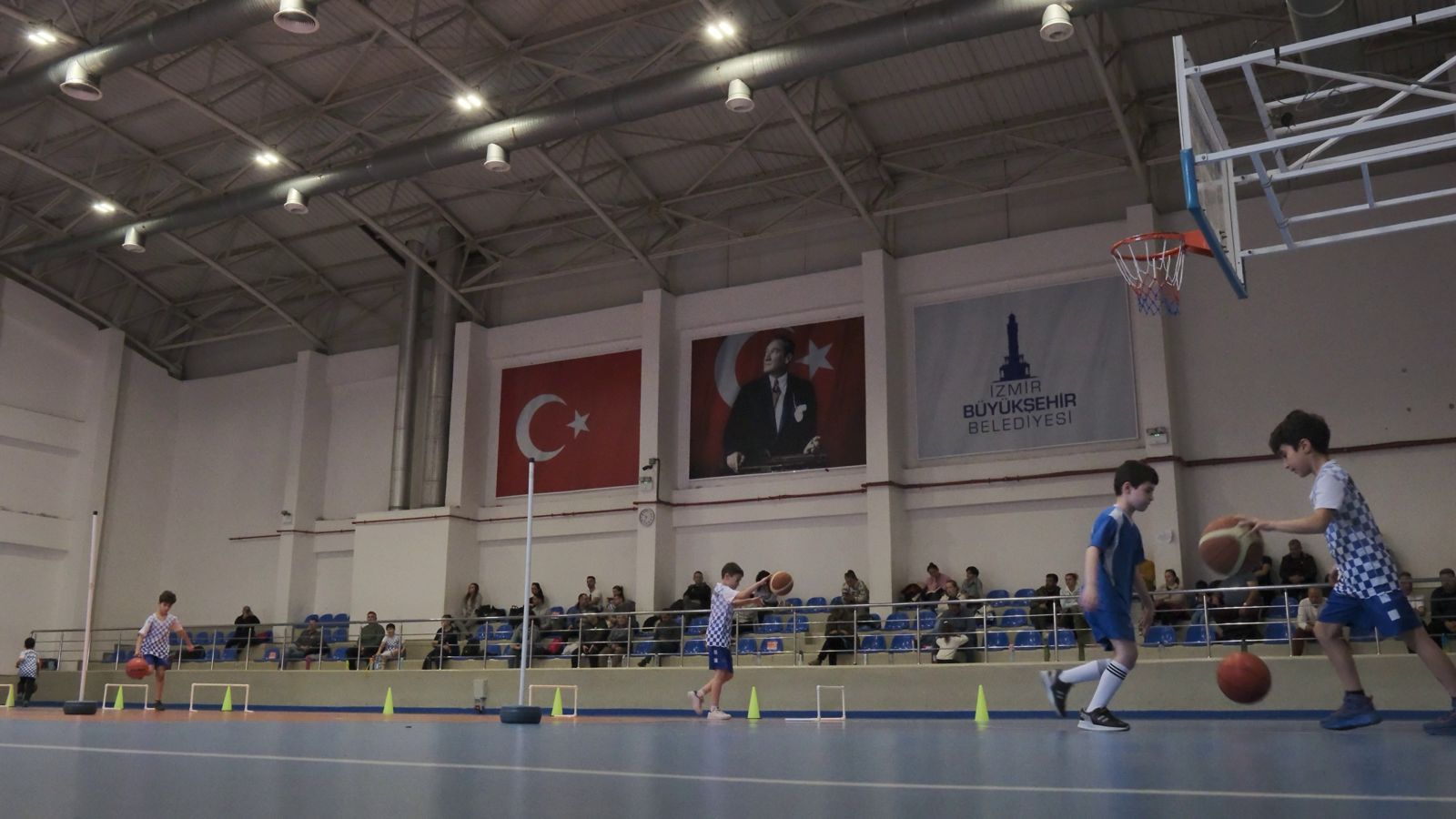 Bayraklı Çiçek Halı Saha