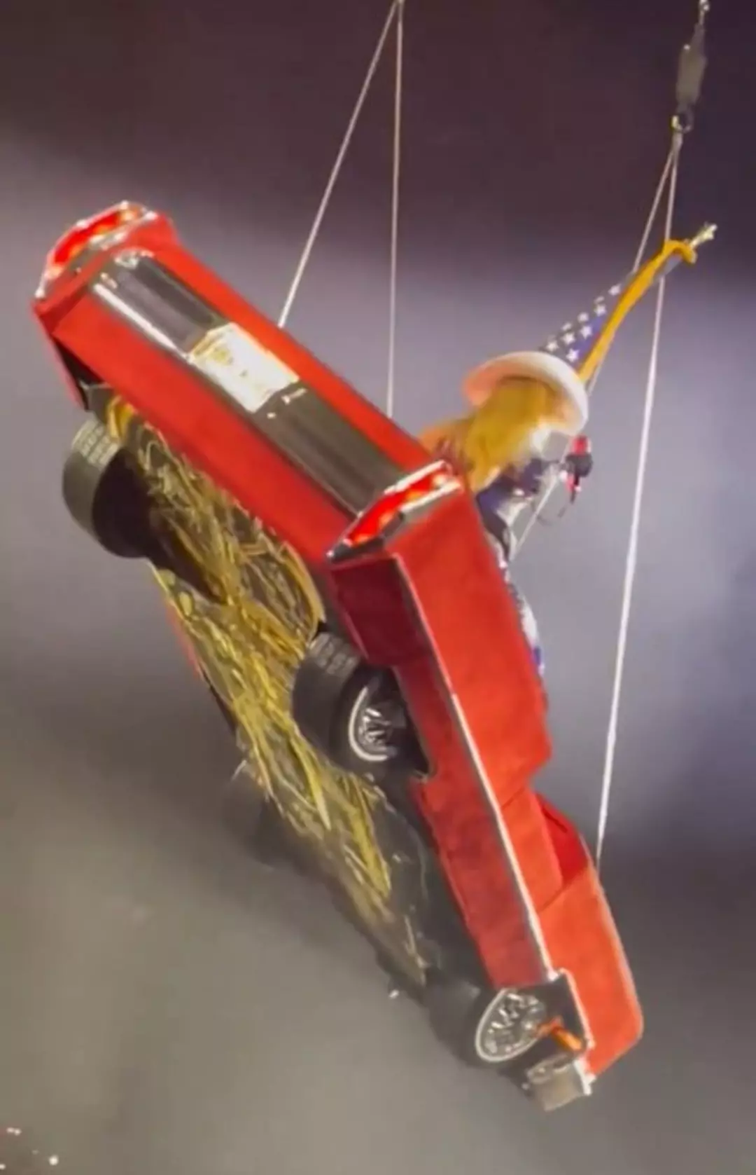 Performans durduruldu, müdahale anı kamerada