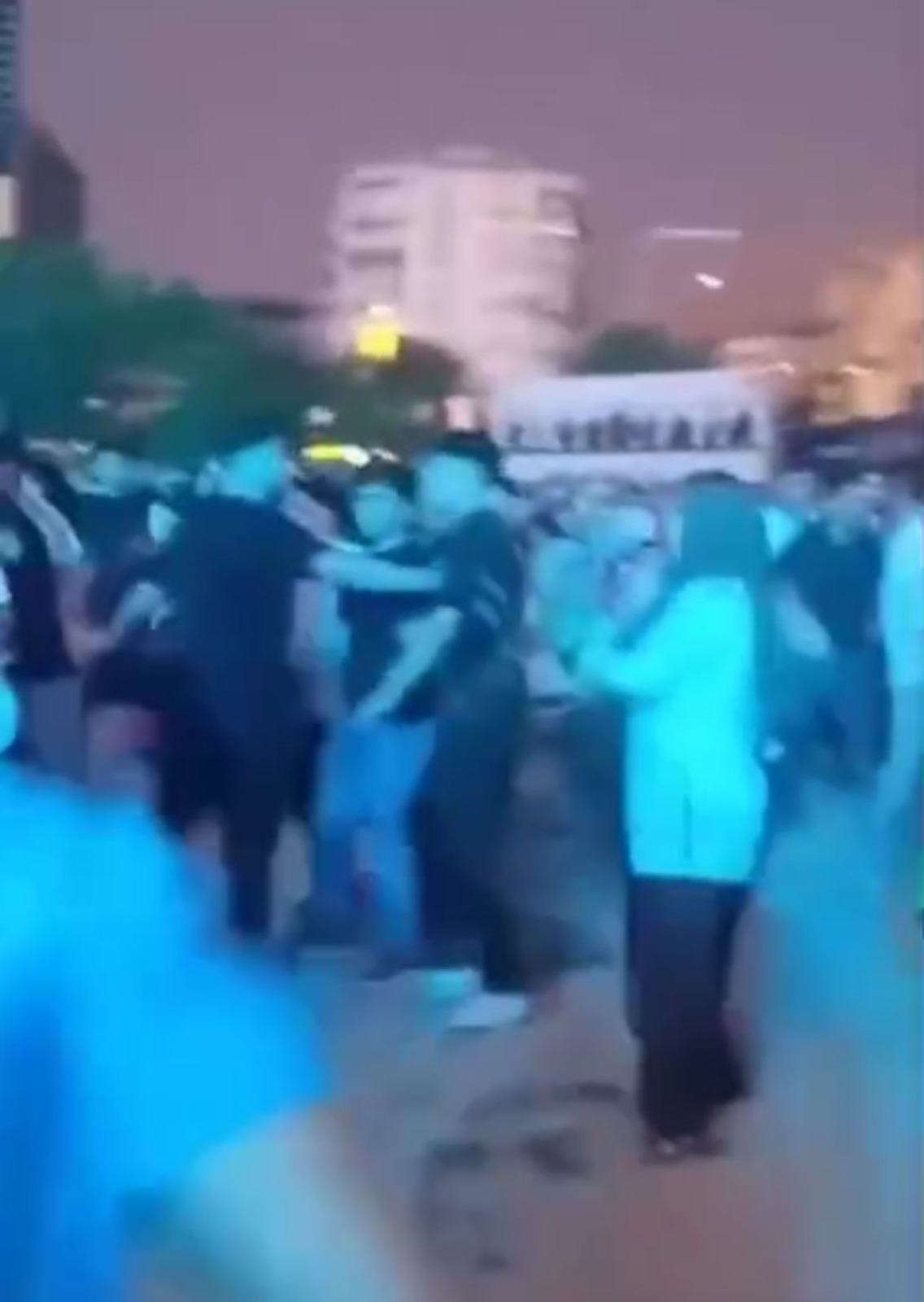 Güvenlik önlemleri artırıldı, bazı izleyiciler alanı terk etti