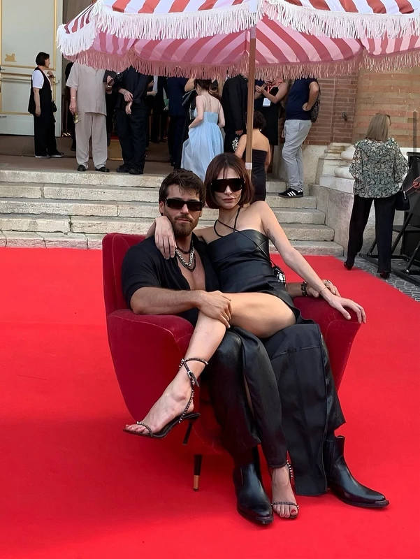 Can Yaman Ve Sevgilisi 1