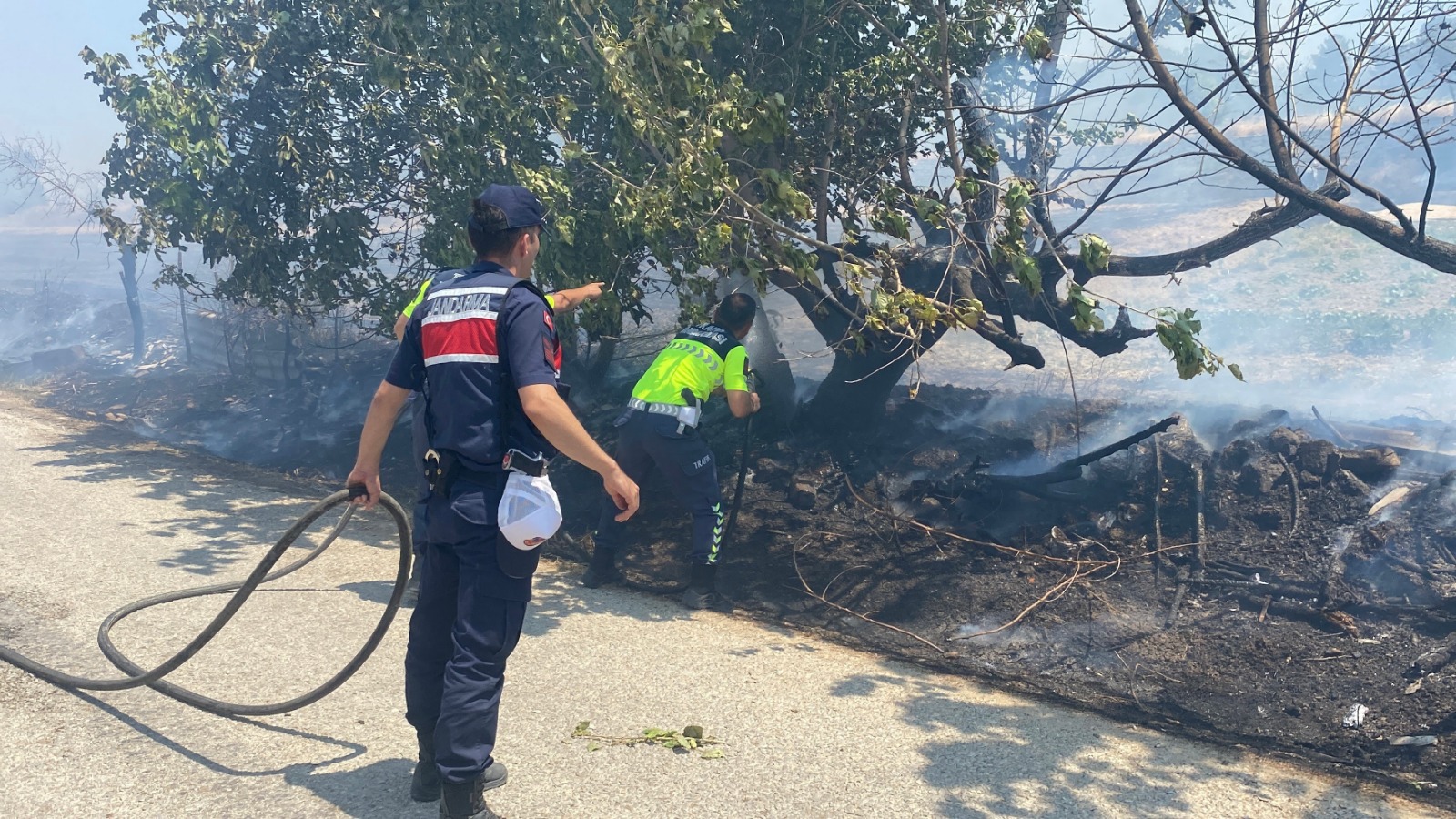 Hızla büyüyen alevler ve mücadele