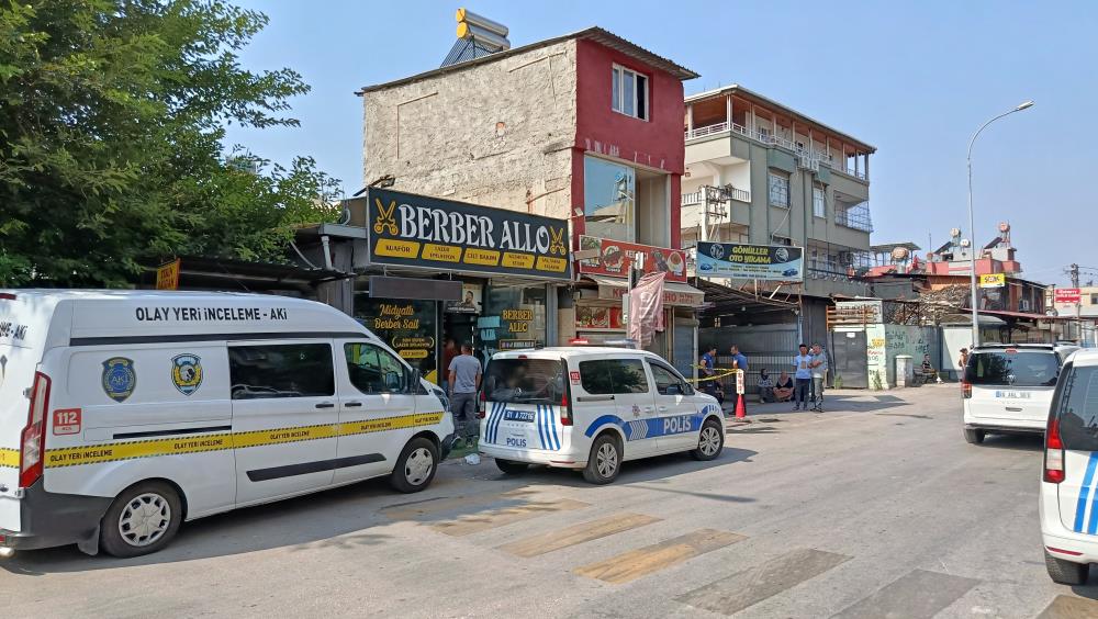 Annesinin boğazını kesti