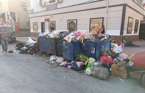 çöpler birikmiş durumda
