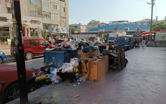 çöpler birikmiş durumda