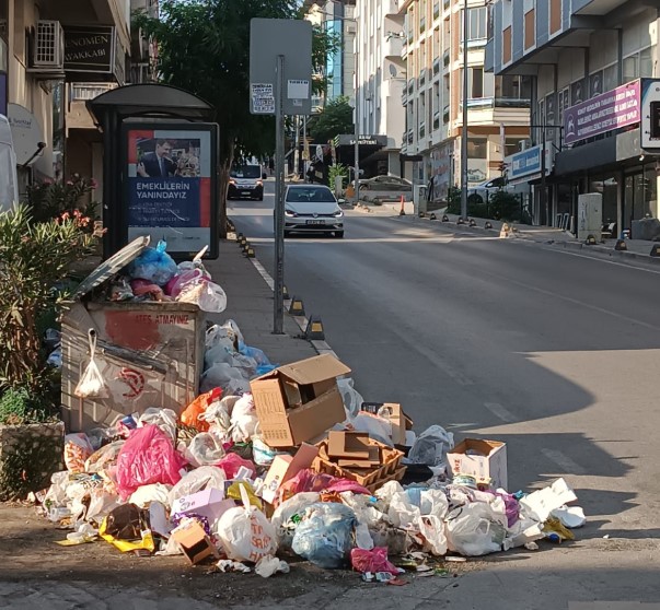 çöpler birikmiş durumda