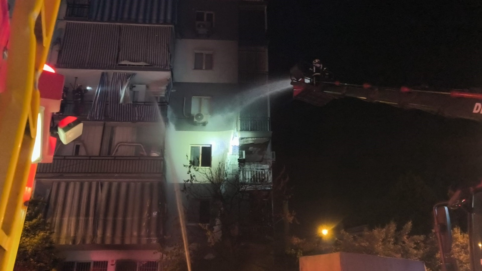 Alevler üçüncü kata ulaştı, bina boşaltıldı