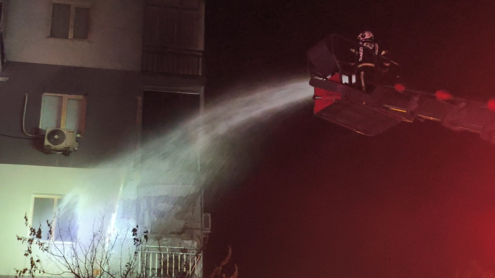 Bahçedeki alevler, dış cepheyi tutuşturdu