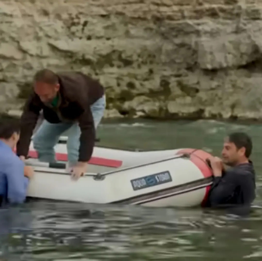 Cehennem Deresi’ndeki buz gibi suda oynadı