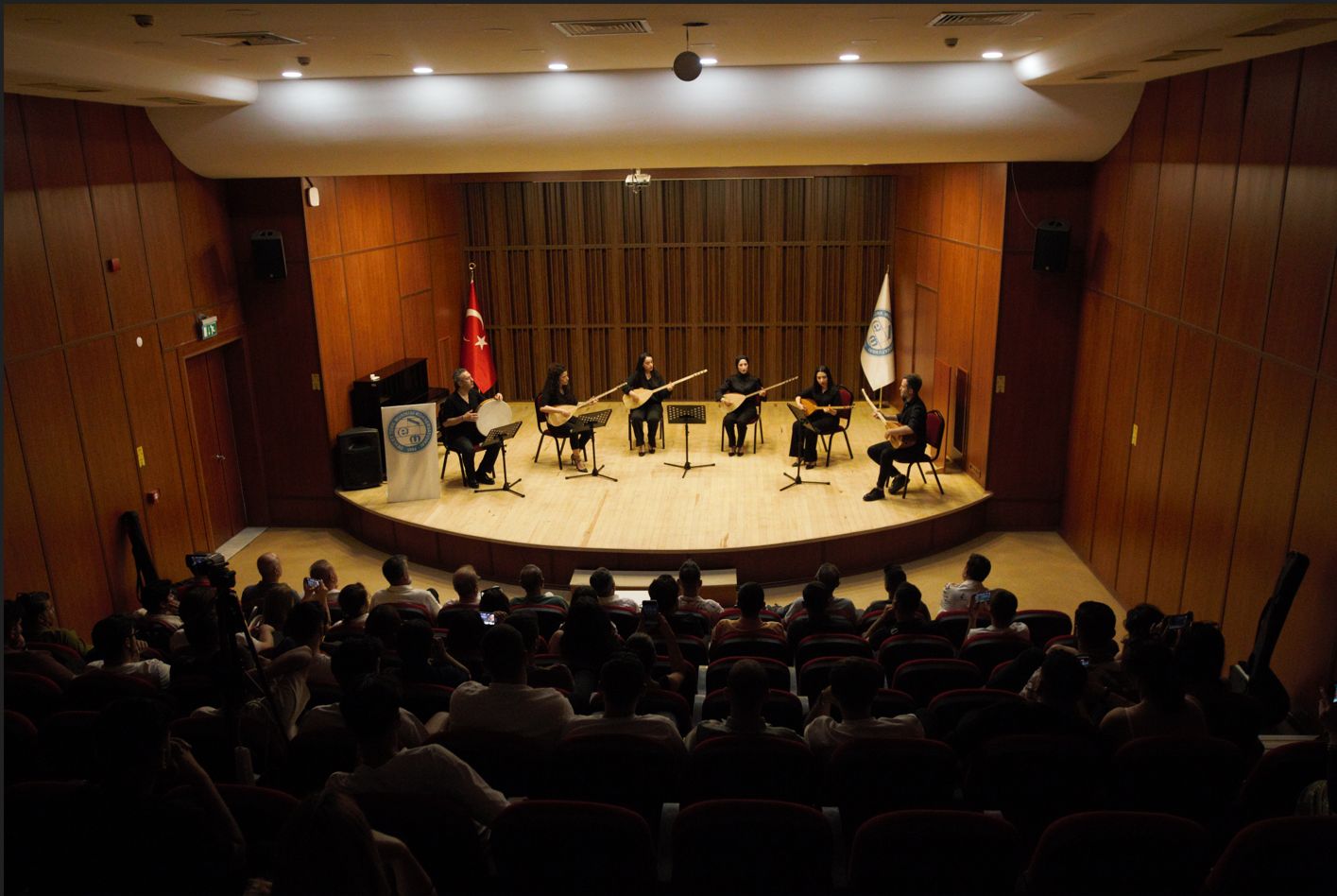 Sahneden yükselen teşekkürler ve öğrenci motivasyonu