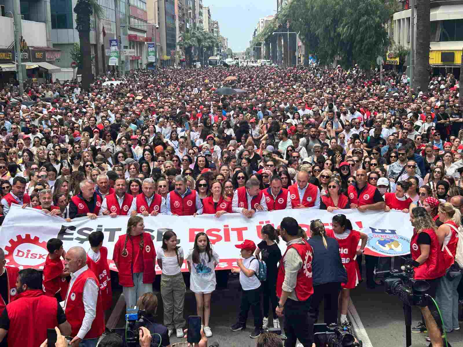 İzmir grevi sürüyor