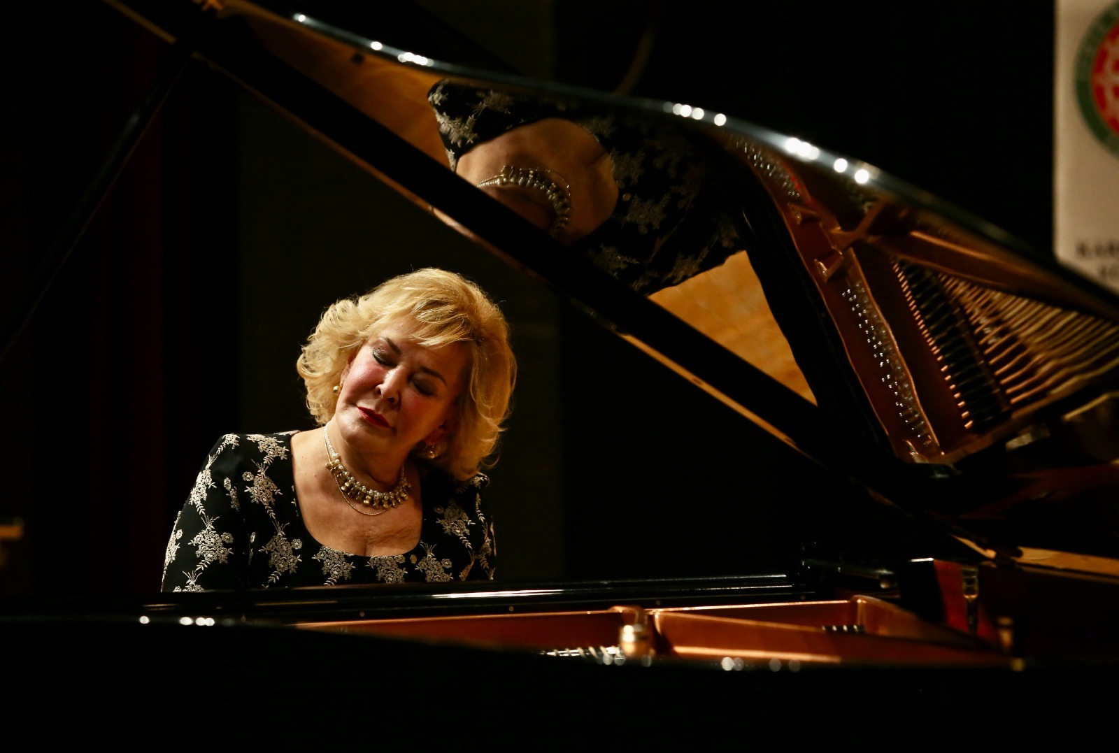 Gülsin Onay kimdir?