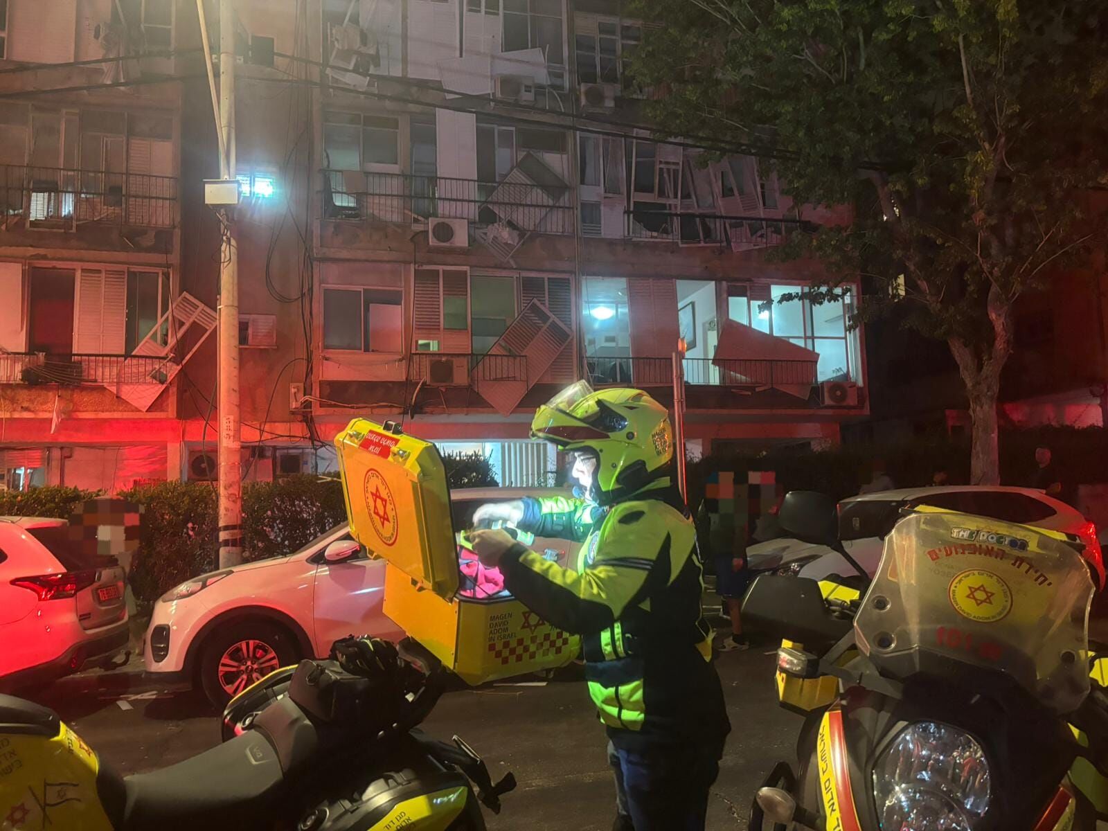 Gece boyu süren saldırılarda patlamalar ve yıkım