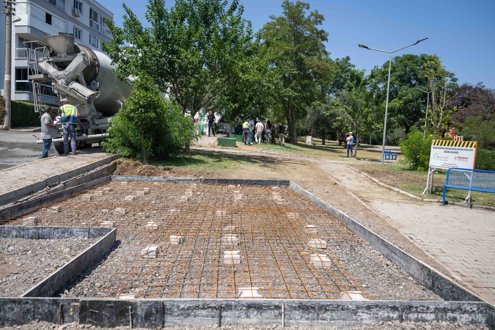 Yeşil alanlar, oyun grupları ve modern bir kafeterya bir arada