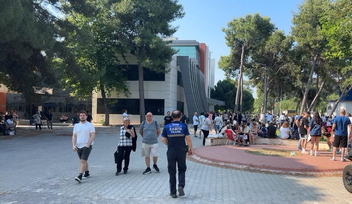 İzmir Büyükşehir Belediyesi zabıtası