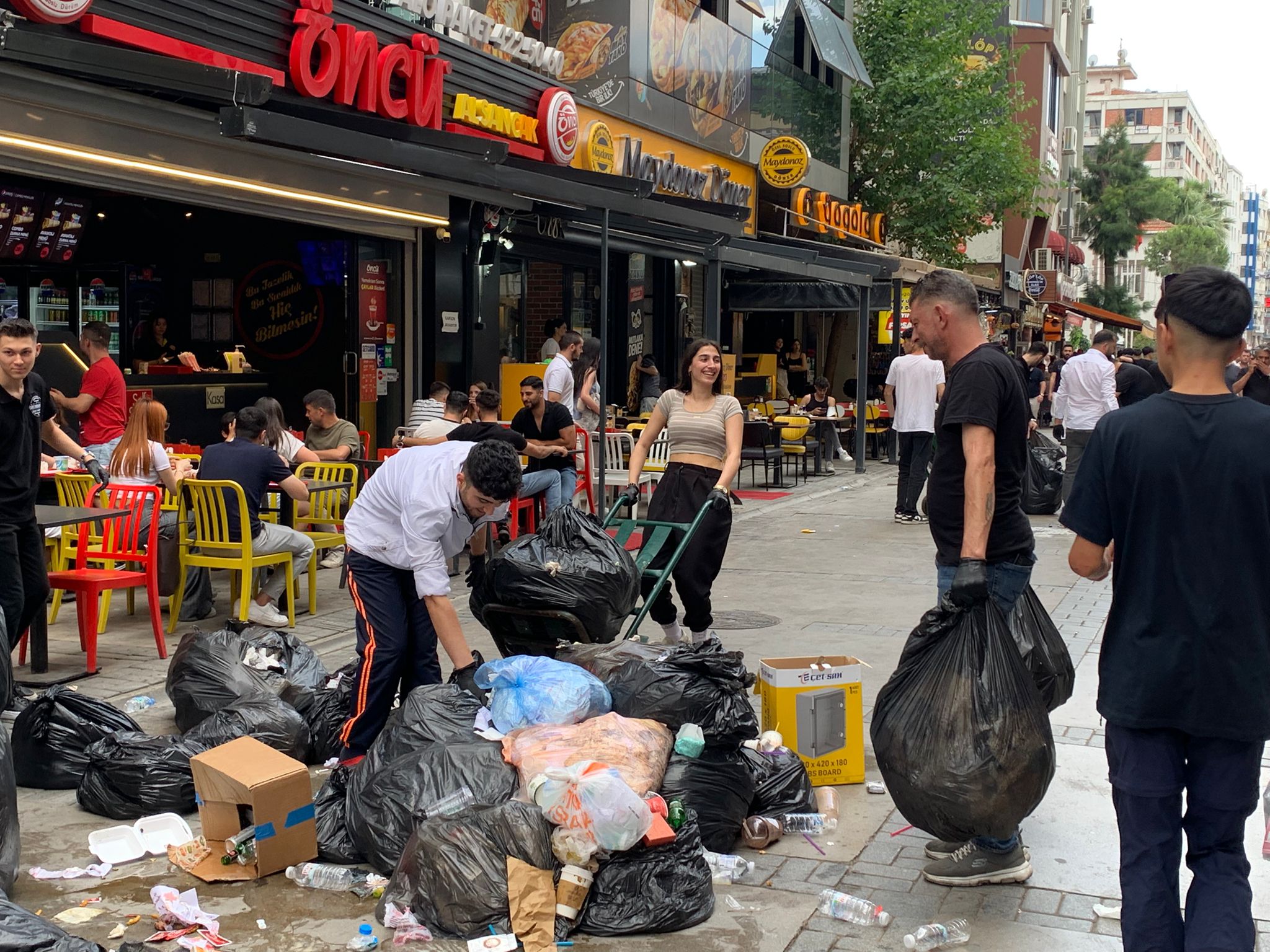 Kıbrıs Şehitleri Caddesi’nde çöp dağları oluştu