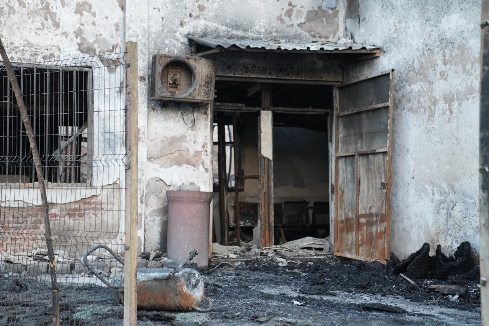 Bitişikteki özel hastane boşaltıldı